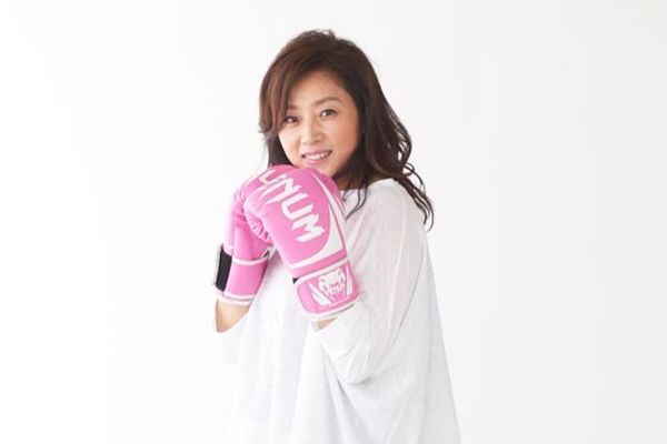 ピンクのボクシンググローブを着けて構えている藤吉久美子の画像