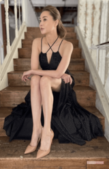 観月ありさ（46）雑誌撮影の際のオフショットを自身のインスタに。スラリと伸びる長い脚に、クリスチャン ルブタンのヒールをはいて。公式インスタグラム（@alisa_mizuki）より