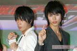 ’06年1月、初の主演を務めた『仮面ライダーカブト』の制作発表での水嶋ヒロ（写真右）