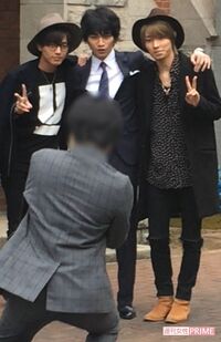 同じ大学の後輩の永瀬廉(左)と阿部顕嵐(右)と一緒に現れた中島健人。式の前に3人で記念撮影