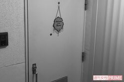 清水容疑者宅の扉には可愛らしいウエルカムボードがかけられていた