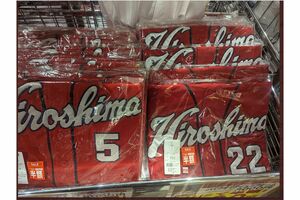 退団する長野久義選手の横に、「22番」中村奨成捕手のユニフォームが半額に(ツイッターより)