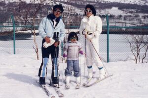 '98年冬、長野県にある菅平高原でスキーを楽しむ小室圭さん親子3人。4年後、敏勝さんは自死を選んだ