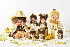 1月26日発売『レッツ！パーティモンチッチ』。50周年のメダルが胸に輝く。【左】やわらかL男の子（9680円・税込み）ほか