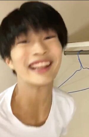 SNS拡散された『美少年』那須雄登とされる男性の動画、シュークリームを投げつけてハイテンションに