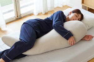 快眠セラピストが考えた抱きまくら　※画像をクリックするとAmazonの商品ページにジャンプします。