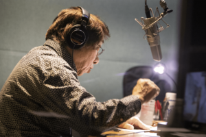 モニターの映像を見ながら、絶妙な間をはさみつつ、言葉を吹き込む（撮影／矢島泰輔）