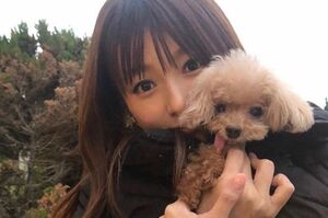愛犬を抱く深田恭子(インスタグラムより)