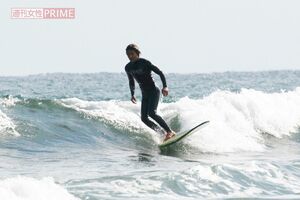2008年、千葉の海でサーフィンを楽しむ木村拓哉と工藤静香