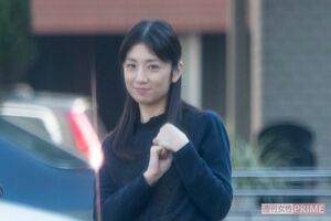 直撃取材でカメラマンに気づいた小倉優子（'18年11月）