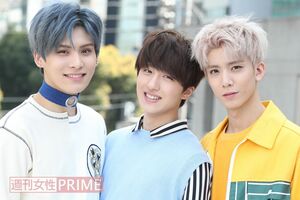 左からテヤン（20歳・181cm、ボーカル）、チャニ（17歳・174cm、ラップ）、フィヨン（18歳・179cm、ラップ）　撮影／坂本利幸