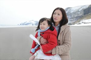 '10年（6歳）テレビドラマ『Mother』に出演。ネグレクトを受ける子どもを熱演した芦田愛菜