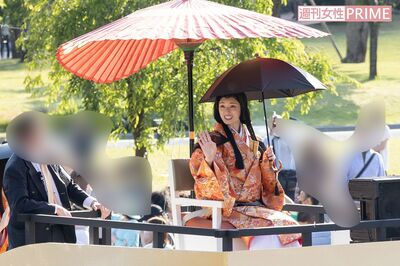 和傘に加え日傘をさして移動車に乗る栗山千明の周りには、撮影自粛を呼びかけるスタッフが