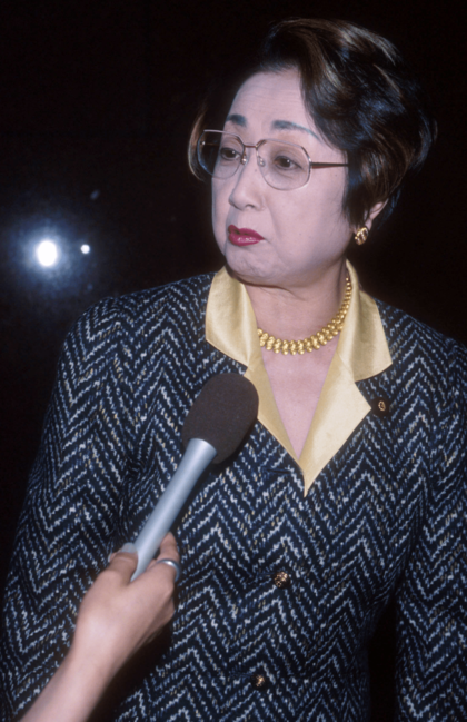 取材に応じる扇千景さん