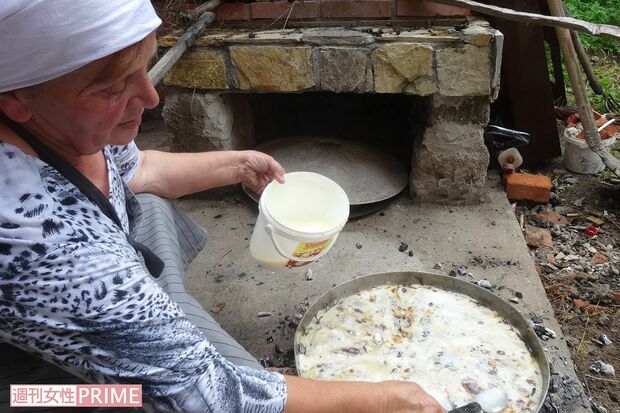 コソボで誇らしげに大きなフリアを焼いてくれたお母さん