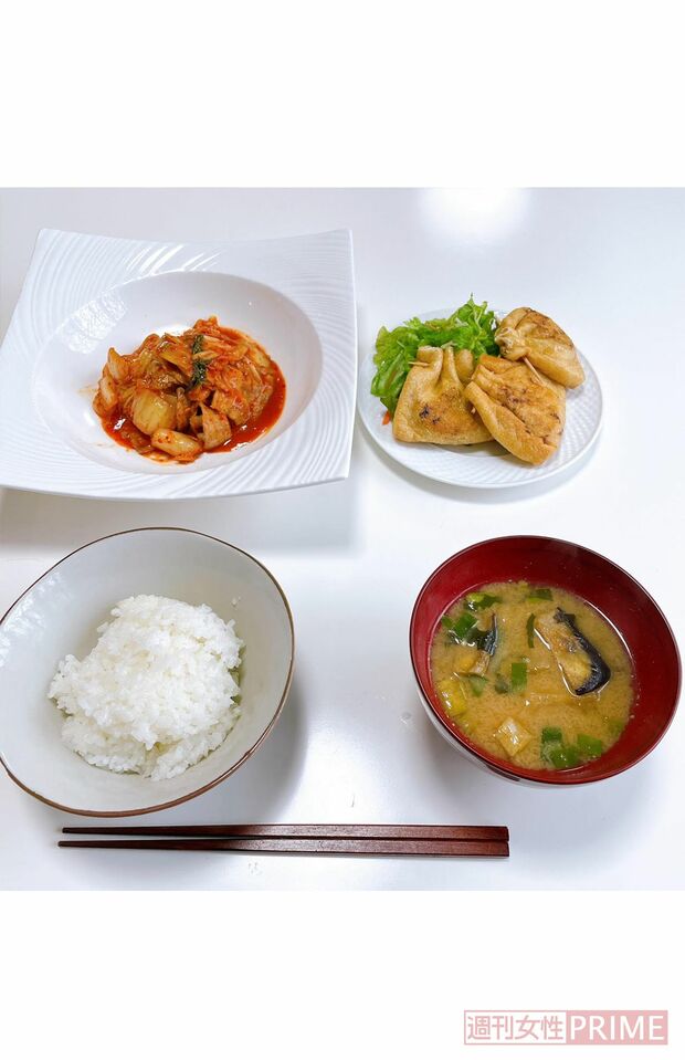 【内野先生の夕食】ごはん、味噌汁、キムチ、油揚げの包み焼き。キムチは発酵食品で野菜もとれるので、認知症予防にオススメの食材。油揚げの包み揚げは、中身に何を入れても合い、油揚げは大豆食品。