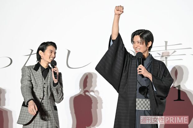 レッドカーペットを歩く際、気分が良く右手を上げてしまったという渡邊のまねをして　渡邊圭祐（左）、目黒蓮（右）／『わたしの幸せな結婚』　撮影／渡邉智裕