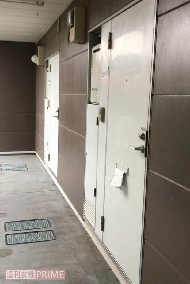 手前のドアが青葉容疑者の部屋。この玄関で隣人は10分間の恐怖体験をした
