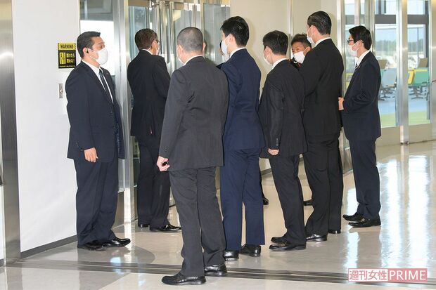 小室圭さんの警備をするため20人近くが成田空港に集まり、厳戒体制だった（'21年9月）