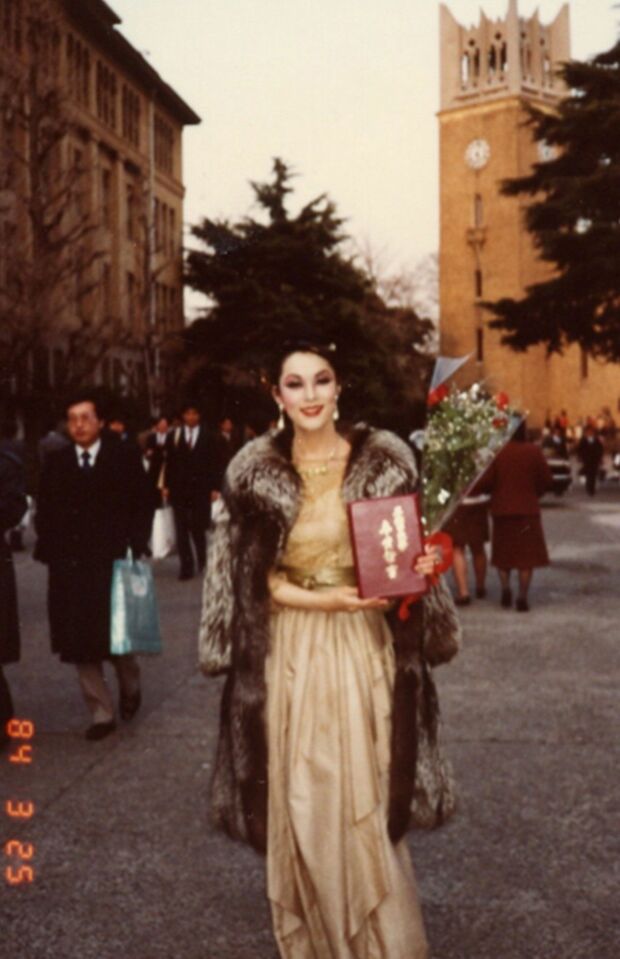 ドレスに毛皮をまとって卒業式へ。気分は吉永小百合だったそう