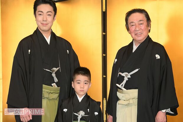 左から菊之助、丑之助くん、菊五郎。女系である眞秀くんは格下の扱いとされる