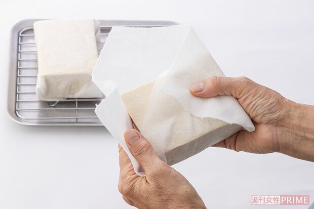 木綿豆腐をペーパータオルで包む