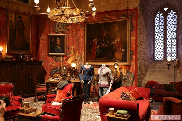 グリフィンドールの談話室。寮のシンボルカラーである真紅で統一。合言葉、覚えてる？（撮影／吉岡竜紀）