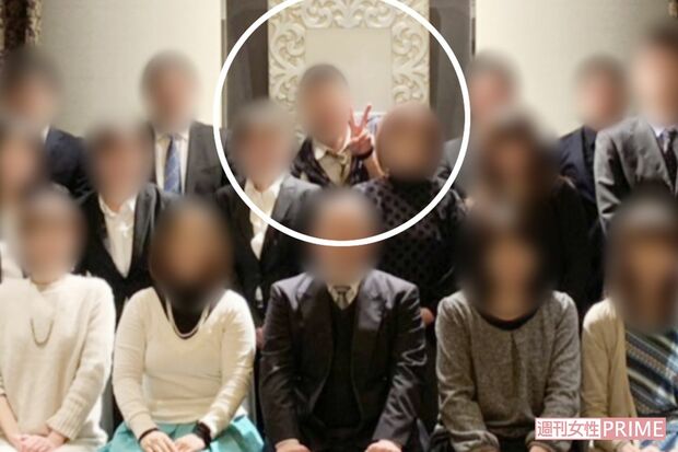 丸印内がＸ教員（左）と加害教員。連続しており、1枚目の写真では加害教員がＸ教員の胸倉をつかんでおり、加害教員はＸ教員が映らないように頭を押さえつけて、満面の笑みでピースサインまで