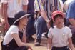 談笑しながら運動会の親子競技の出番を待つ神田沙也加さん（当時11歳）と松田聖子（1997年10月）