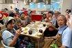 一緒に作って、談笑しながら食卓を囲むことで距離が縮まる。シニア食堂は高齢者の仲間づくりにも一役かっている