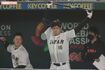 WBCで戦況を見つめる大谷翔平。ウォーミングアップにも余念がない