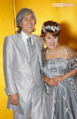 2010年の「山田邦子50歳、芸能生活30年、結婚10年」パーティーで、夫の後藤史郎さんと記念撮影