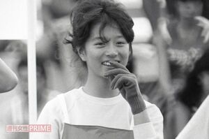 ’85年、グアムスポーツフェスティバルで楽しそうにしている中森明菜