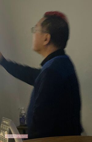 行きつけバーでリラックスした様子の催眠術師・十文字幻斎氏