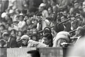 '64年の東京オリンピックを国立競技場でご観戦される天皇皇后両陛下と徳仁さま（当時）