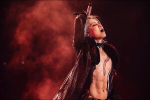 シンプルだが存在感のある蛇のタトゥー(HYDEインスタグラムより)