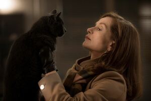 『エル ELLE』●監督：ポール・ヴァーホーヴェン／出演 ：イザベル・ユペール、ロラン・ラフィットほか／上映時間：2時間11分／フランス／配給：ギャガ／PG-12　2017年8月25日（金）より、TOHOシネマズ シャンテほかで全国公開中　(c) 2015 SBS PRODUCTIONS – SBS FILMS– TWENTY TWENTY VISION FILMPRODUKTION – FRANCE 2 CINÉMA – ENTRE CHIEN ET LOUP