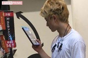 熱心に読み込む塚田僚一