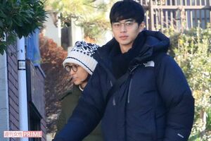 杏と犬の散歩に出かける、まだ幸せだったころの東出昌大（2016年12月）