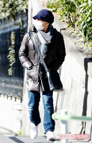 2月初旬、昼過ぎに自宅マンションから徒歩で外出する香川