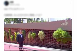 ネクタイが曲がっている石破茂首相