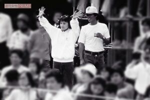 1990年10月、子どもの運動会に参加した明石家さんまと大竹しのぶ