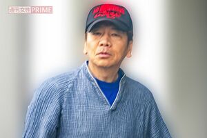 2025年5月下旬の朝、自宅から出てきた上田晋也。帽子をかぶっていても“メディア王”のオーラが