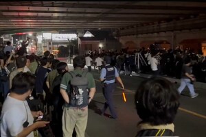 警察官の前でも堂々と車道を横断する鉄道ファン（Xより）