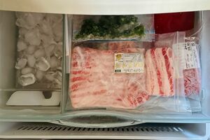 「冷凍庫はほどほどの量をキープ」。食材は邪魔なトレイを外し、包んであったラップで包み直す　写真／小暮涼子さん本人