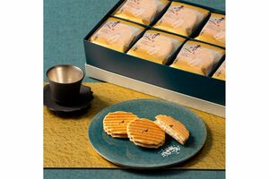 小山慶一郎のせんべいは60枚入り1万1340円（写真は『鼓月』HPより）