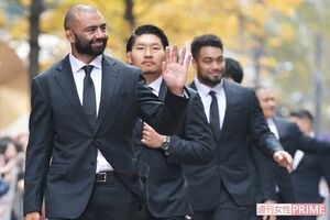 約800mの距離を選手たちが手を振り行進。先頭集団にはリーチ選手や稲垣選手の顔が　撮影／渡邉智裕