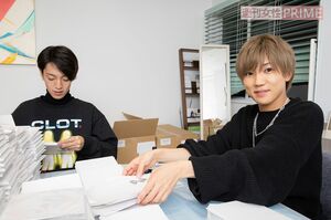 封筒に入れる班と、ロウを溶かして封をするシーリングスタンプ班に分かれての作業です　撮影／矢島泰輔