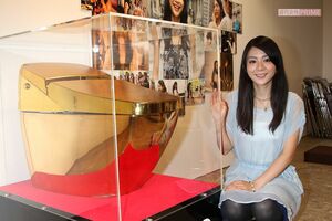 自身初のギャラリー展で推定700万円の「黄金トイレ」と記念撮影した植村花菜（2010年9月）