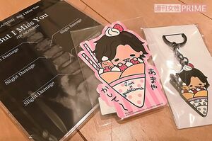 特典で配られたマキシシングルとご当地ステッカー、キーホルダー／著者撮影